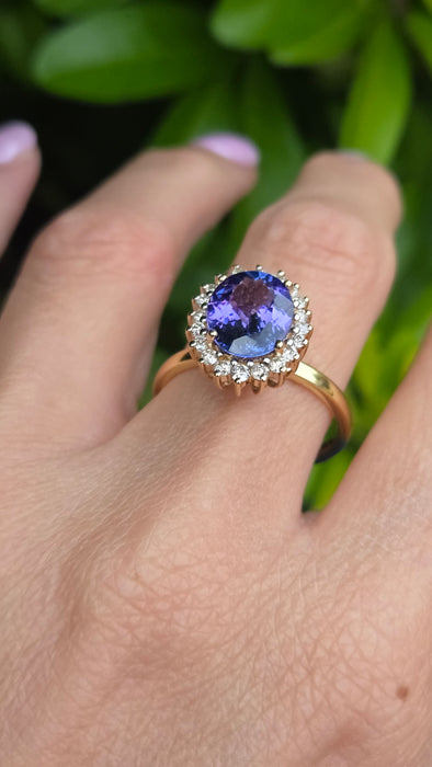 Vintage: 18ct Gold Tanzanite & Diamond Oval Cluster Ring