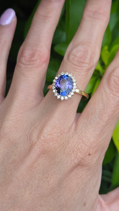 Vintage: 18ct Gold Tanzanite & Diamond Oval Cluster Ring