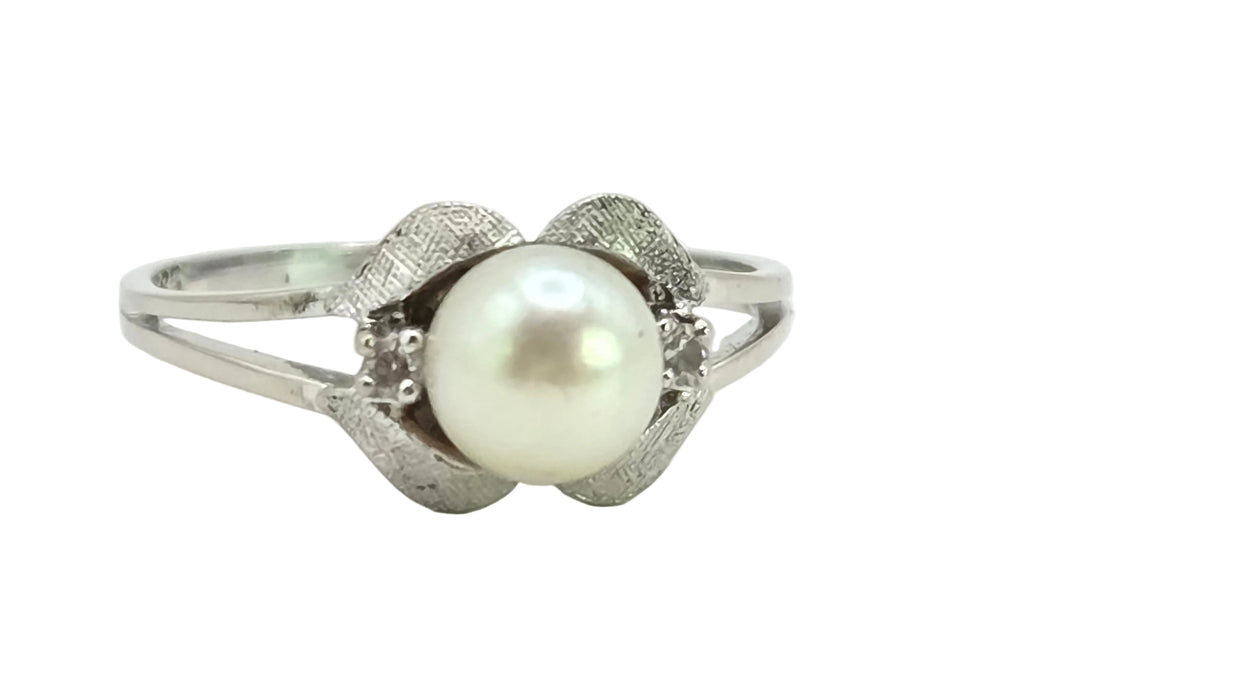 Vintage: 14ct White Gold Pearl & Diamond Ring