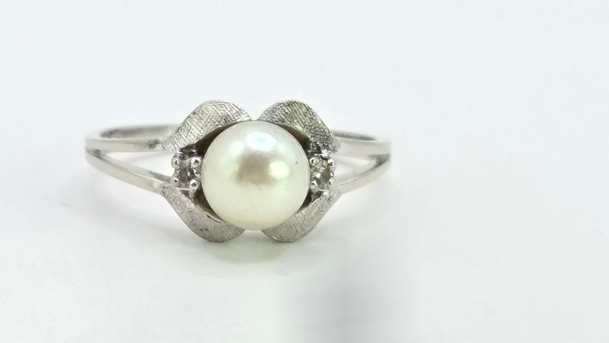 Vintage: 14ct White Gold Pearl & Diamond Ring