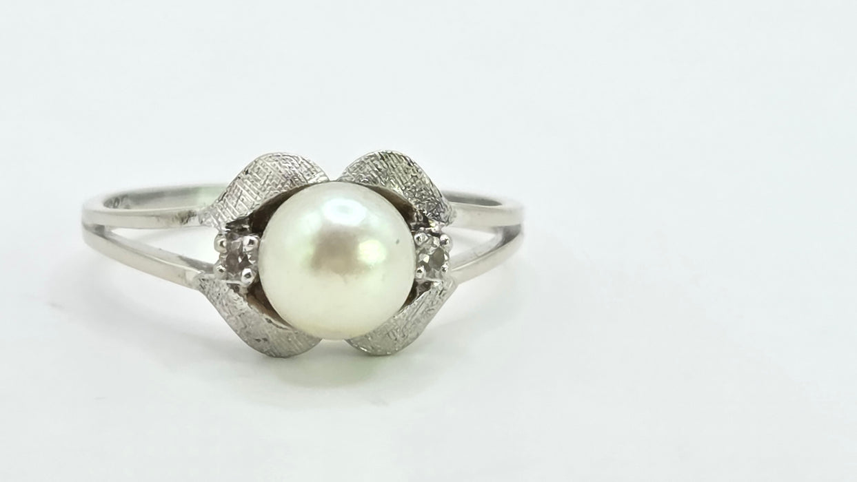 Vintage: 14ct White Gold Pearl & Diamond Ring