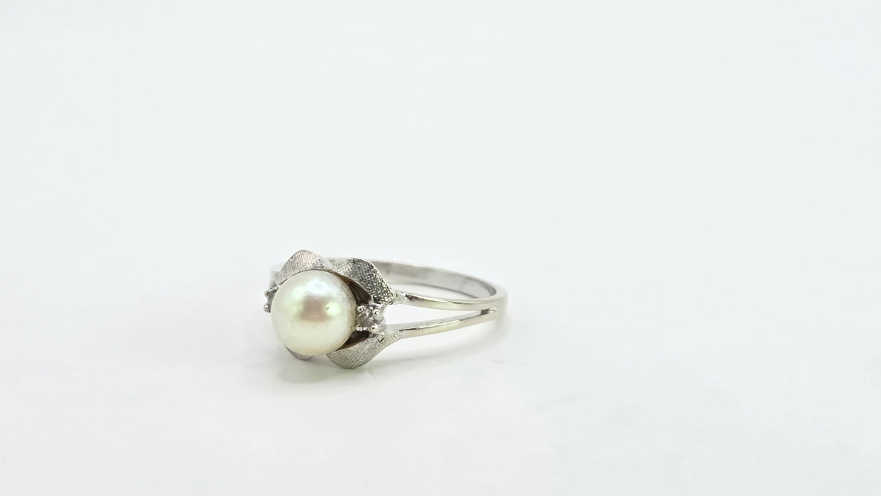 Vintage: 14ct White Gold Pearl & Diamond Ring