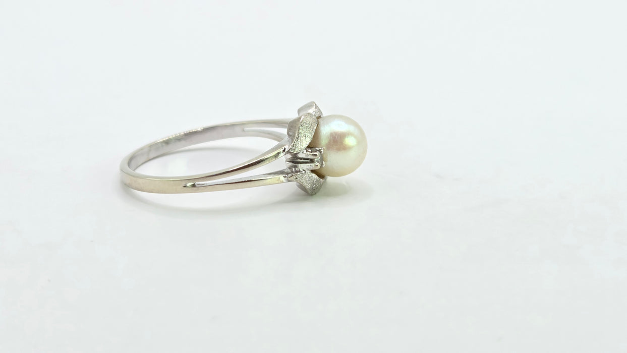 Vintage: 14ct White Gold Pearl & Diamond Ring