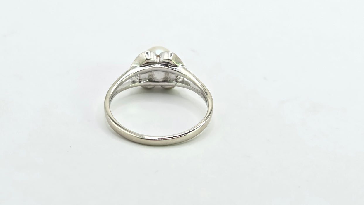 Vintage: 14ct White Gold Pearl & Diamond Ring