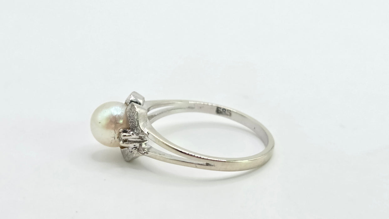 Vintage: 14ct White Gold Pearl & Diamond Ring