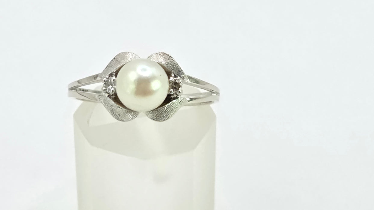 Vintage: 14ct White Gold Pearl & Diamond Ring