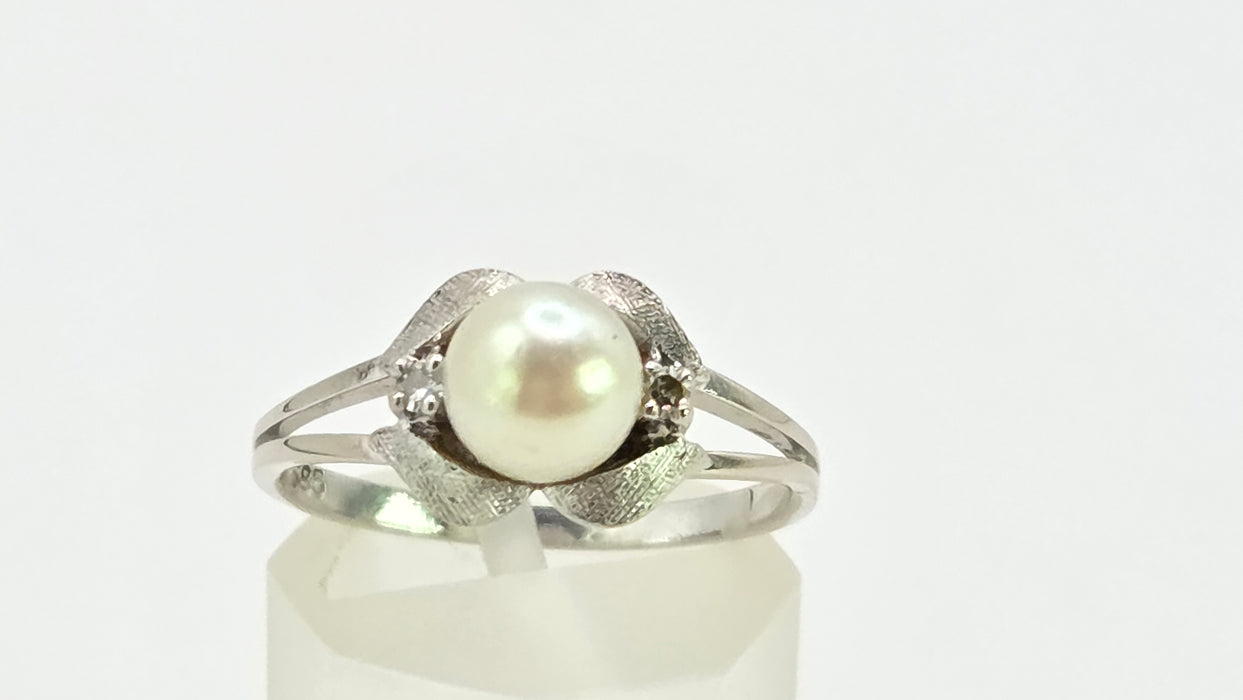 Vintage: 14ct White Gold Pearl & Diamond Ring