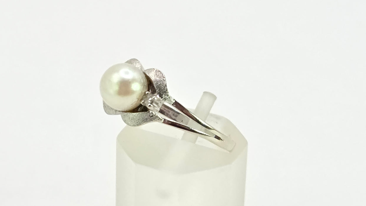 Vintage: 14ct White Gold Pearl & Diamond Ring