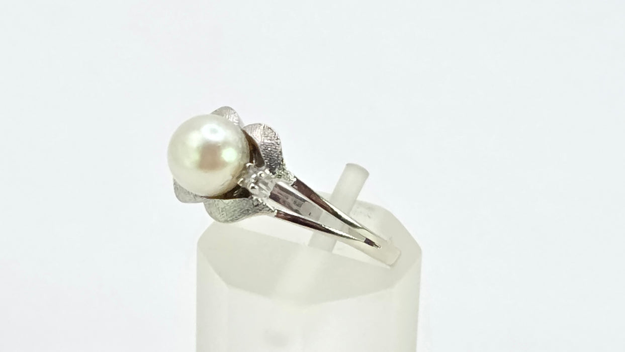 Vintage: 14ct White Gold Pearl & Diamond Ring