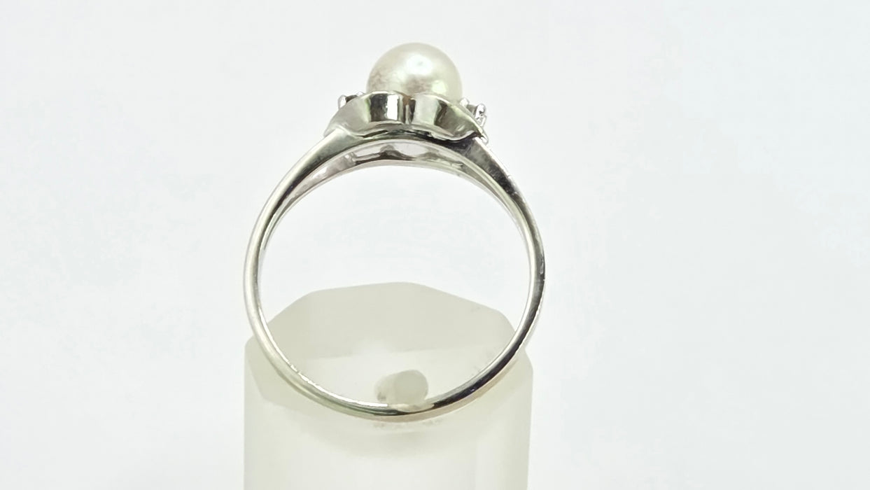 Vintage: 14ct White Gold Pearl & Diamond Ring