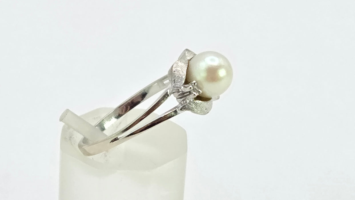 Vintage: 14ct White Gold Pearl & Diamond Ring