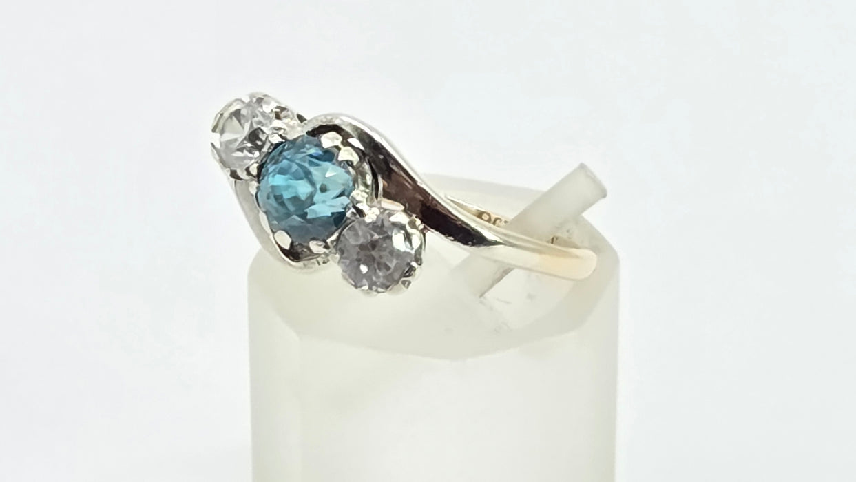 Vintage: 9ct Yellow Gold Blue Zircon & Glacier Topaz Three Stone Ring
