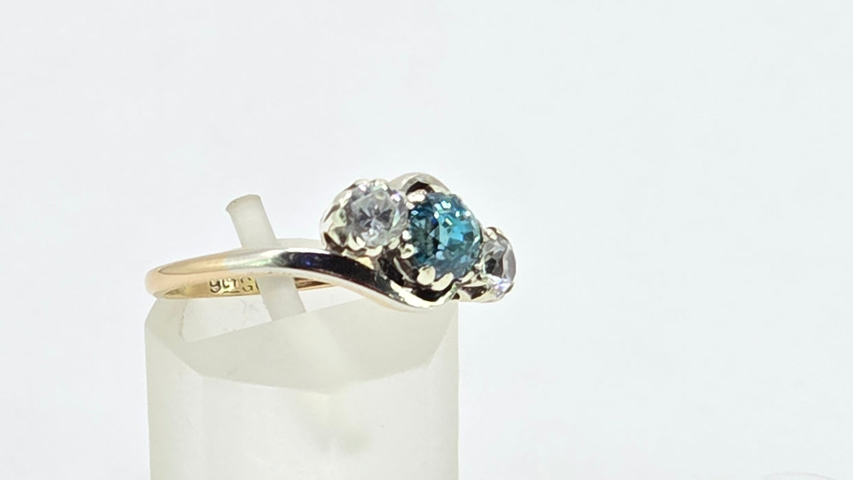 Vintage: 9ct Yellow Gold Blue Zircon & Glacier Topaz Three Stone Ring