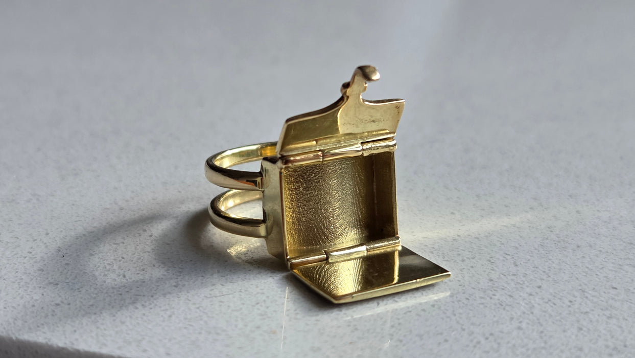 Antique: 18ct Yellow Gold Art Deco Blue Enamel Secret Compartment/ Poison Ring