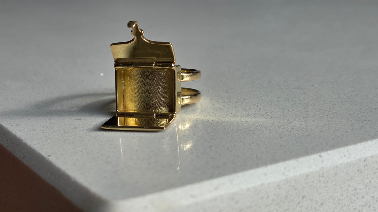 Antique: 18ct Yellow Gold Art Deco Blue Enamel Secret Compartment/ Poison Ring