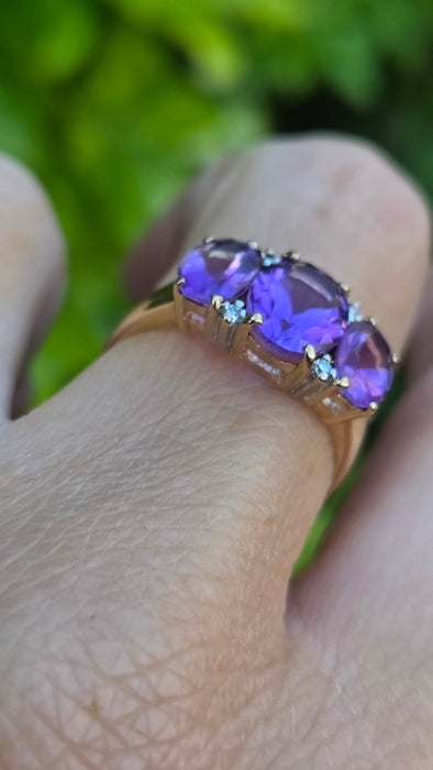 Vintage: 14ct Yellow Gold Oval Amethyst & Diamond Trilogy Ring
