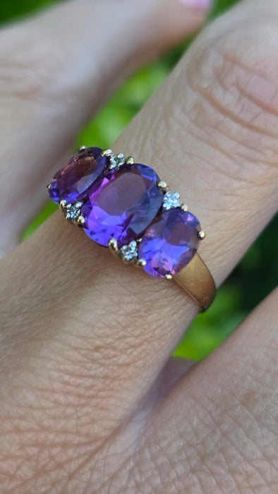 Vintage: 14ct Yellow Gold Oval Amethyst & Diamond Trilogy Ring