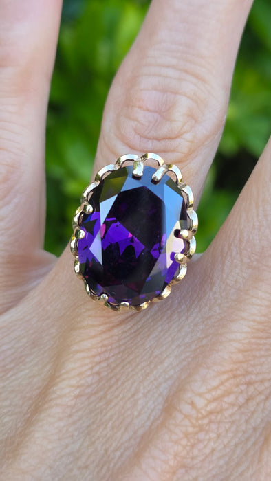 Vintage: 9ct Yellow Gold Oval Amethyst Cocktail Solitaire Ring — From 1968