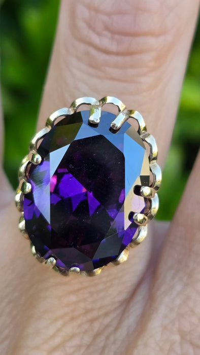 Vintage: 9ct Yellow Gold Oval Amethyst Cocktail Solitaire Ring — From 1968