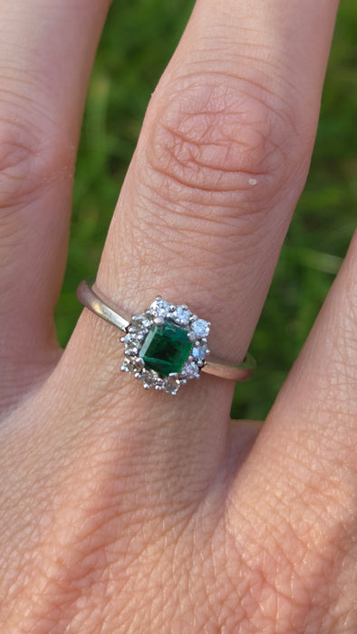 Vintage: 18ct White Gold Emerald & Diamond Daisy Cluster Ring