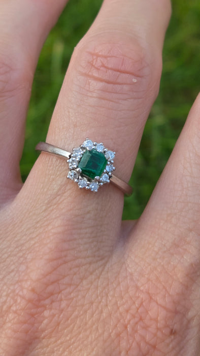 Vintage: 18ct White Gold Emerald & Diamond Daisy Cluster Ring