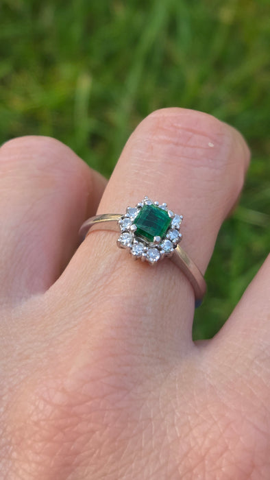 Vintage: 18ct White Gold Emerald & Diamond Daisy Cluster Ring