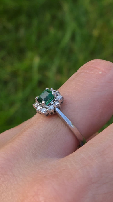 Vintage: 18ct White Gold Emerald & Diamond Daisy Cluster Ring