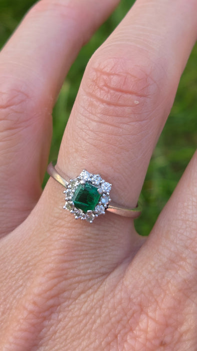 Vintage: 18ct White Gold Emerald & Diamond Daisy Cluster Ring