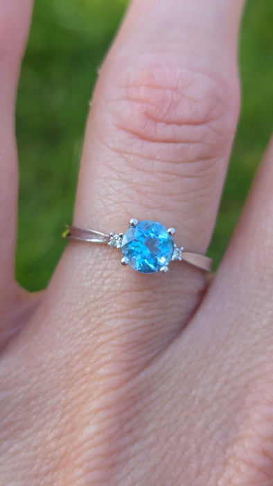 Vintage: 9ct White Gold Swiss Blue Topaz & Diamond Ring