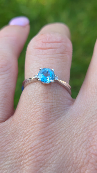 Vintage: 9ct White Gold Swiss Blue Topaz & Diamond Ring