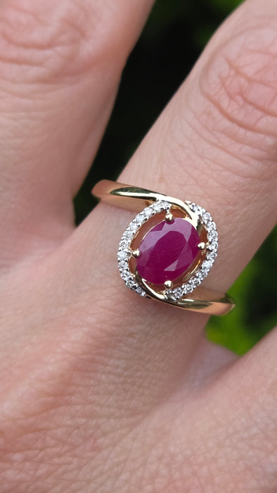Vintage: 14ct Yellow Gold Ruby & Diamond Halo Ring