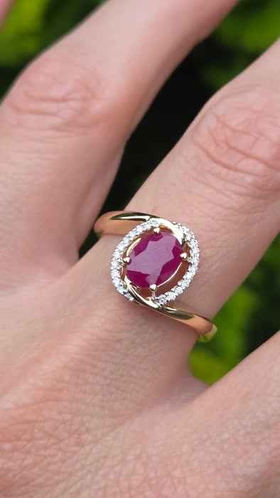 Vintage: 14ct Yellow Gold Ruby & Diamond Halo Ring