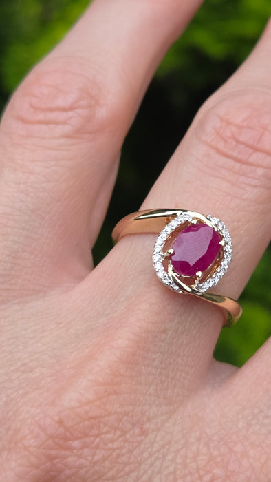 Vintage: 14ct Yellow Gold Ruby & Diamond Halo Ring