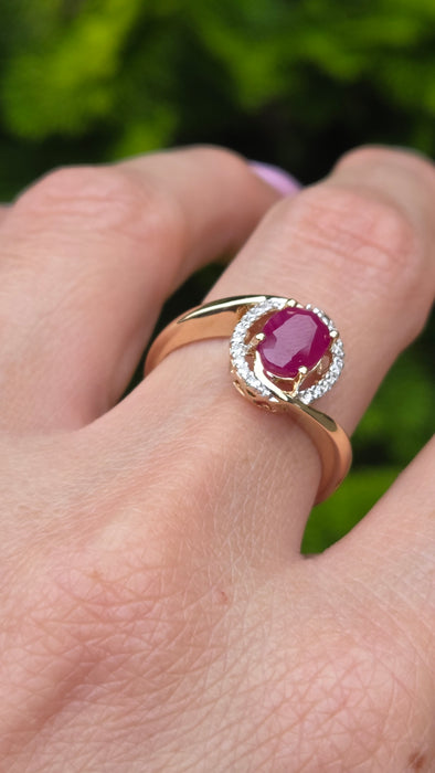 Vintage: 14ct Yellow Gold Ruby & Diamond Halo Ring