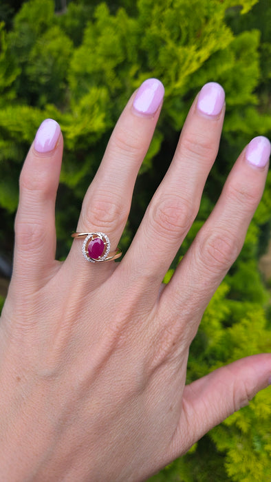 Vintage: 14ct Yellow Gold Ruby & Diamond Halo Ring