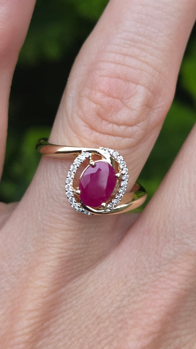 Vintage: 14ct Yellow Gold Ruby & Diamond Halo Ring