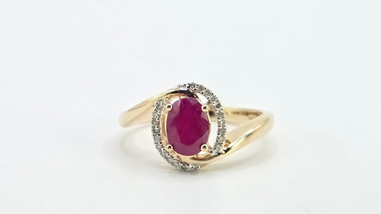 Vintage: 14ct Yellow Gold Ruby & Diamond Halo Ring