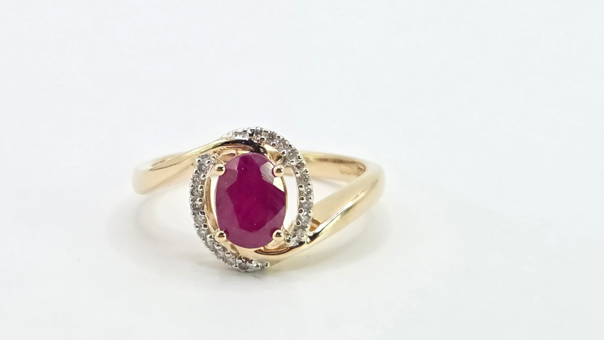 Vintage: 14ct Yellow Gold Ruby & Diamond Halo Ring