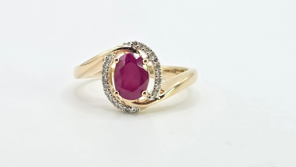 Vintage: 14ct Yellow Gold Ruby & Diamond Halo Ring
