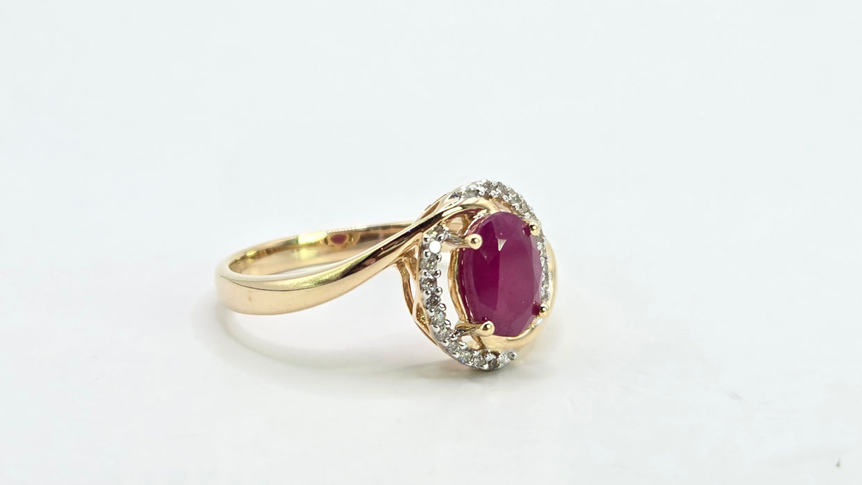 Vintage: 14ct Yellow Gold Ruby & Diamond Halo Ring