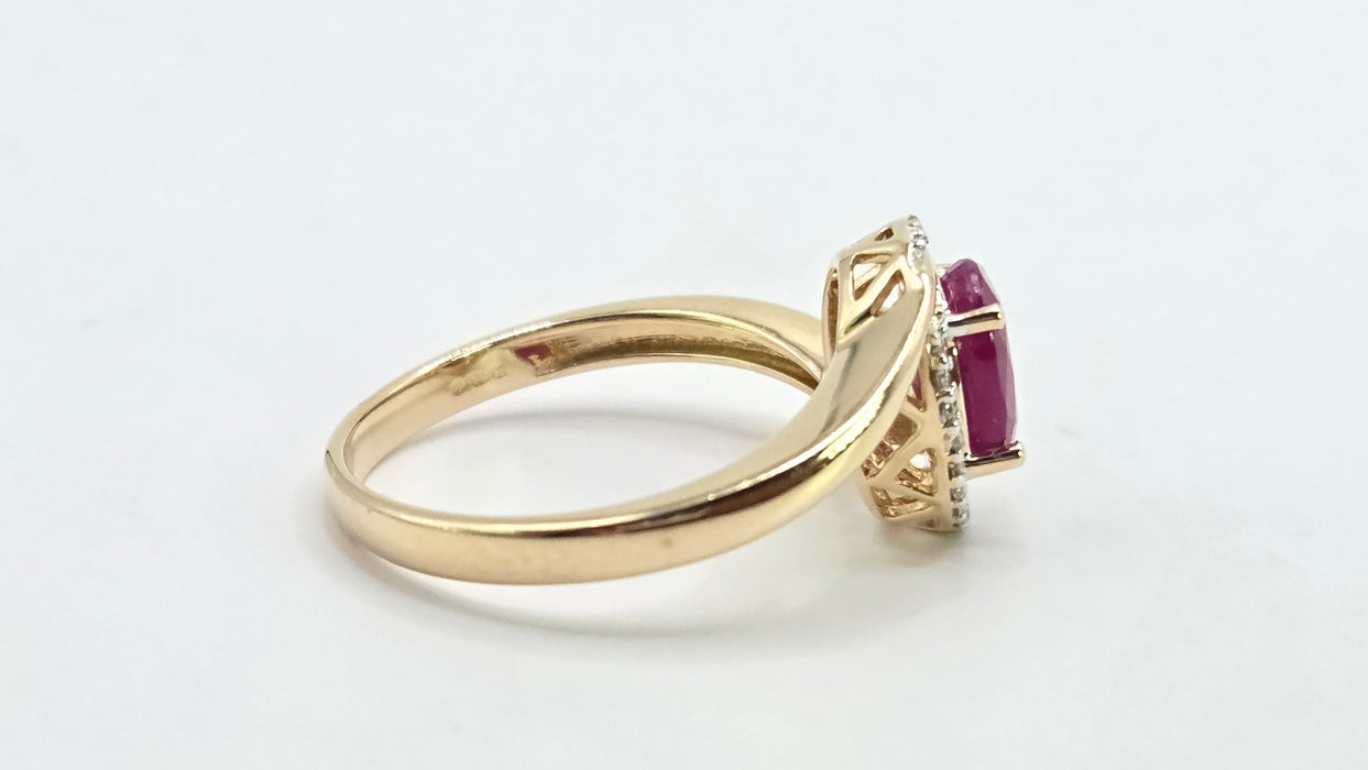 Vintage: 14ct Yellow Gold Ruby & Diamond Halo Ring