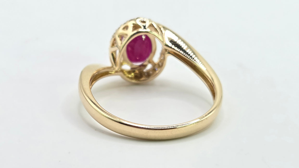 Vintage: 14ct Yellow Gold Ruby & Diamond Halo Ring