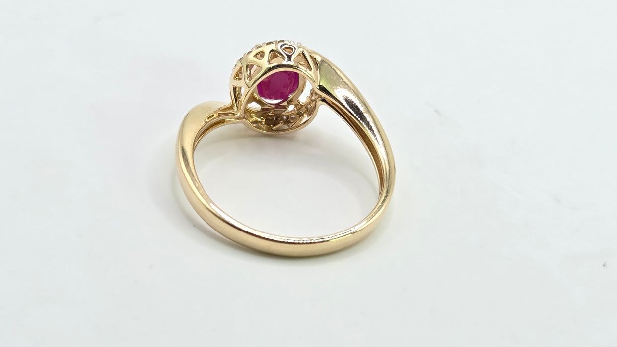 Vintage: 14ct Yellow Gold Ruby & Diamond Halo Ring