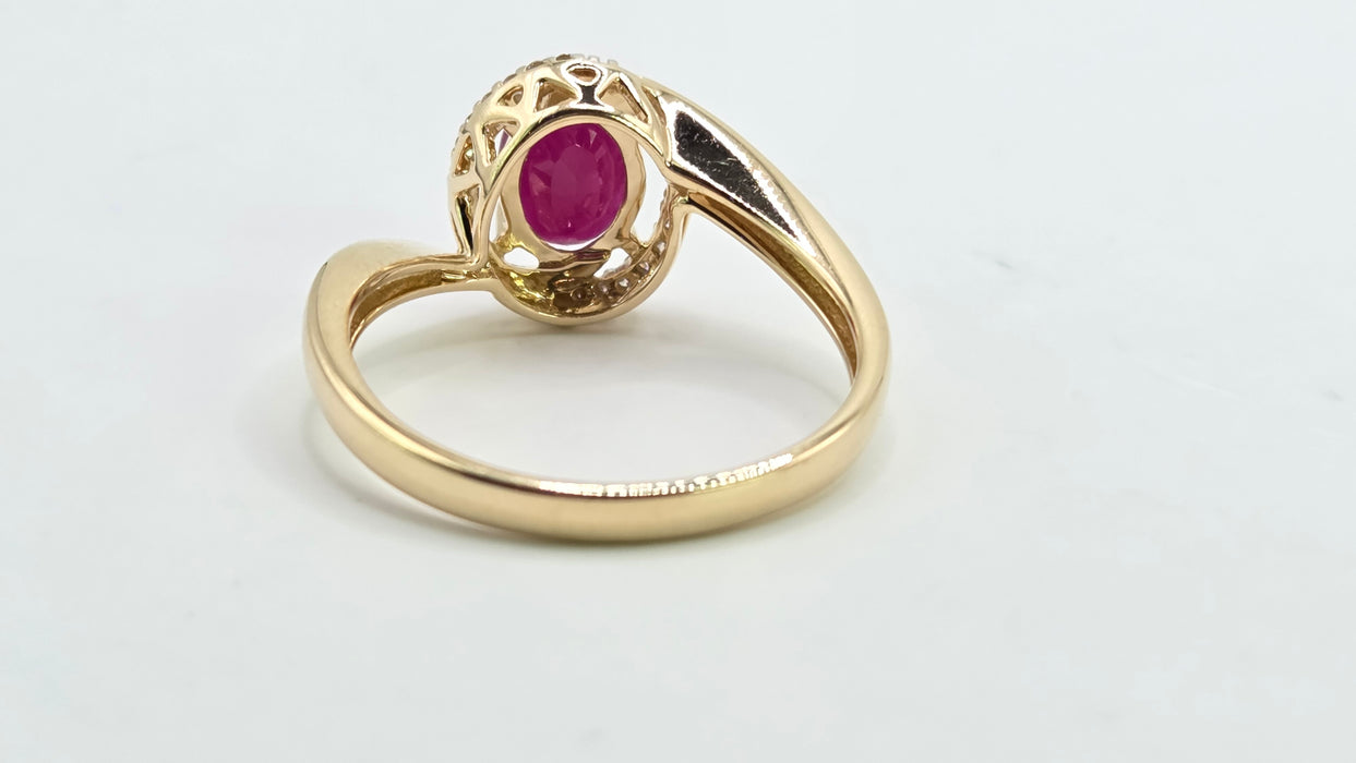 Vintage: 14ct Yellow Gold Ruby & Diamond Halo Ring