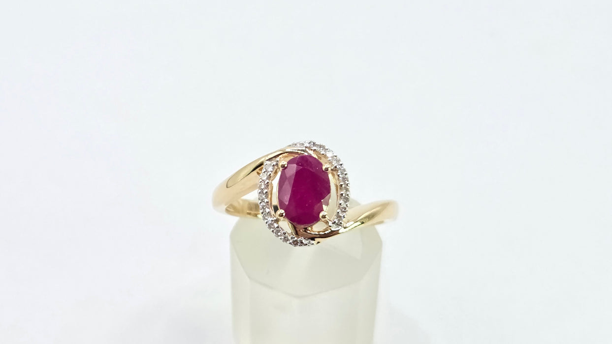 Vintage: 14ct Yellow Gold Ruby & Diamond Halo Ring