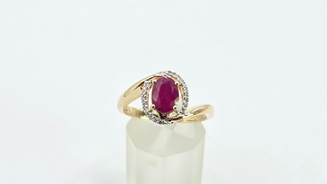 Vintage: 14ct Yellow Gold Ruby & Diamond Halo Ring
