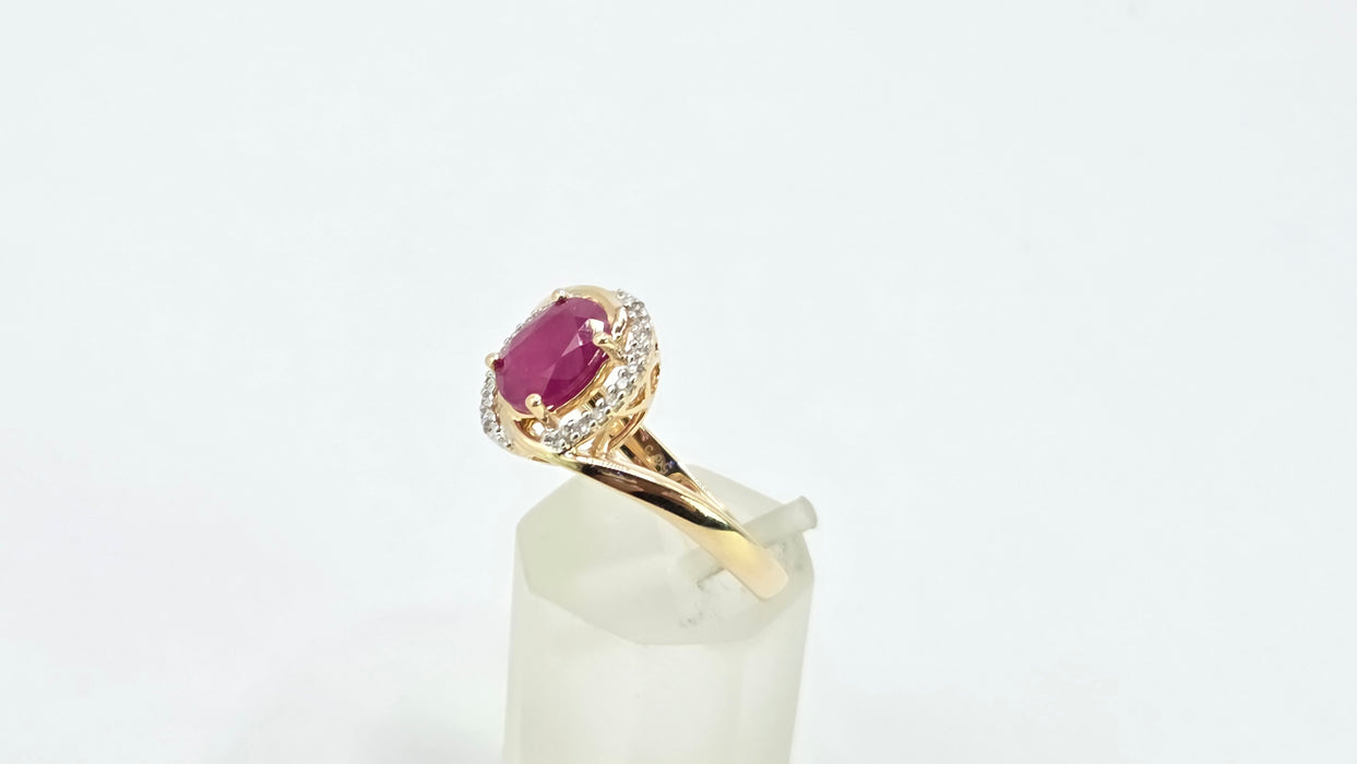 Vintage: 14ct Yellow Gold Ruby & Diamond Halo Ring