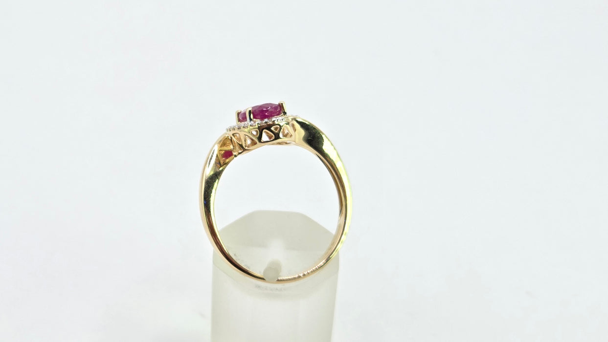 Vintage: 14ct Yellow Gold Ruby & Diamond Halo Ring