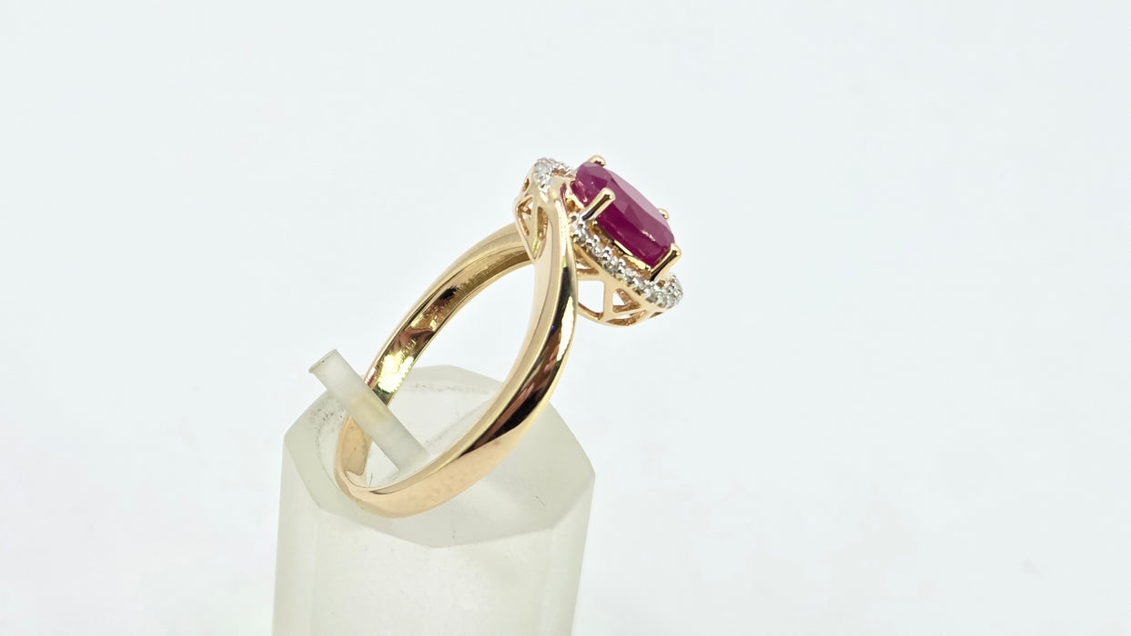 Vintage: 14ct Yellow Gold Ruby & Diamond Halo Ring