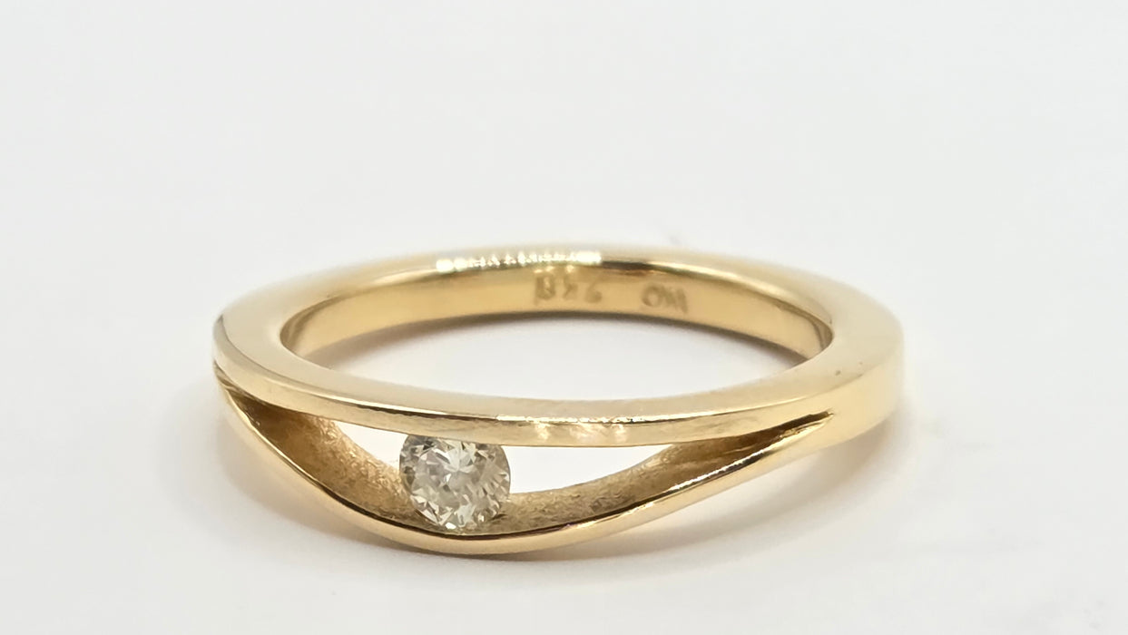 Vintage: 18ct Yellow Gold Diamond Wedge Set Solitaire Ring — 0.15ct